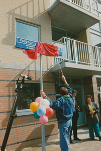 863262 Afbeelding van de onthulling van het straatnaambord 'Pastoor van Nuenenstraat', bij de oplevering en ...